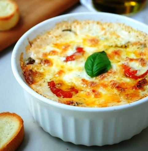 RAJČATOVO-SÝROVÁ MÍSA Vyzkoušejte si rychlý a snadný recept, který kombinuje chuť několika druhů sýru, rajčat a bazalky.