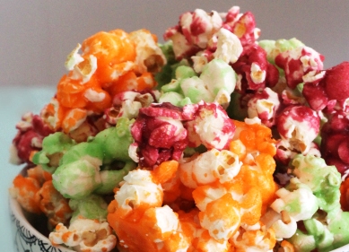 barevný domací sladký popcorn, recept, jak obarvit popcoern, jak se dělá popcorn, popcorn pro děti, 