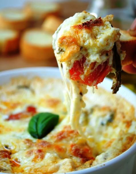 RAJČATOVO-SÝROVÁ MÍSA Vyzkoušejte si rychlý a snadný recept, který kombinuje chuť několika druhů sýru, rajčat a bazalky.