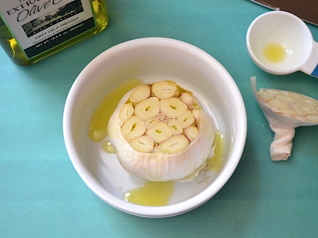 Těstovinový salát s pečeným česnekem, pečený česnek, těstoviny, italské těstoviny
