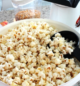 barevný domací sladký popcorn, recept, jak obarvit popcoern, jak se dělá popcorn, popcorn pro děti, 