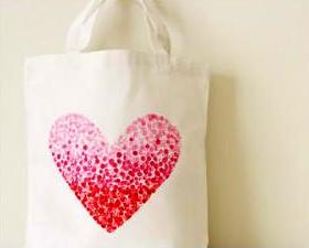 nákupní taška, tisk na textil, textilní taška, plátěná taška, dárek k valentýnu, valentýnské dárky, z lásky, razítko srdce, diy